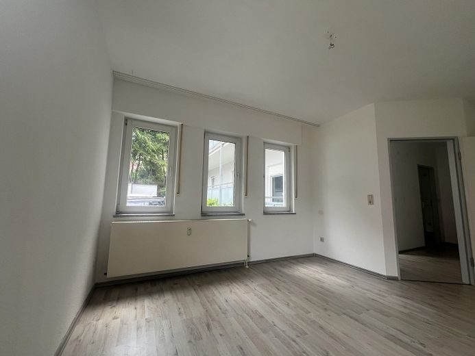 Preiswerte 2 Zimmer Wohnung im Erdgeschoss in ruhiger Wohnlage – Wohnzimmer