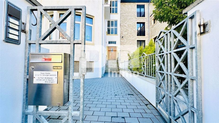 Hochwertige 5-Zi Wohnung in Traumlage mit Balkon in gepflegter Jugendstil-Villa + Panoramablick – Eingangstor Grundstück