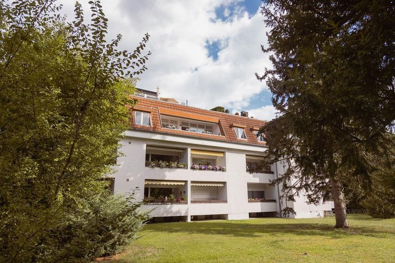 Wannsee'de geniş çatı terası, şömine ve Bulthaup mutfaklı, bol ışık alan çatı katı dairesi – Hausansicht mit Garten