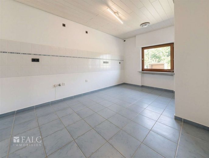 Ruhig gelegene Doppelhaushälfte mit viel Platz und Naturteich – Küche