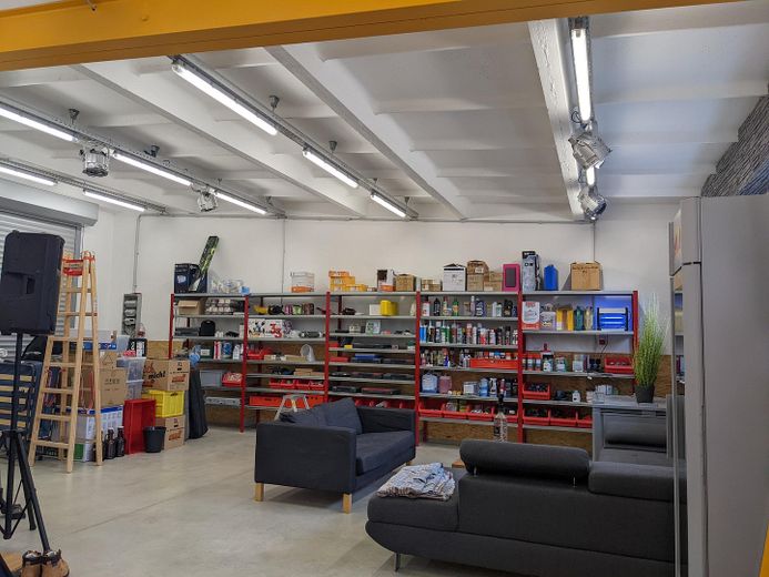Capannone di stoccaggio di 654 m² + locale ufficio e magazzino di 97 m² + area esterna fino a 15.000 m² – Lagerraum