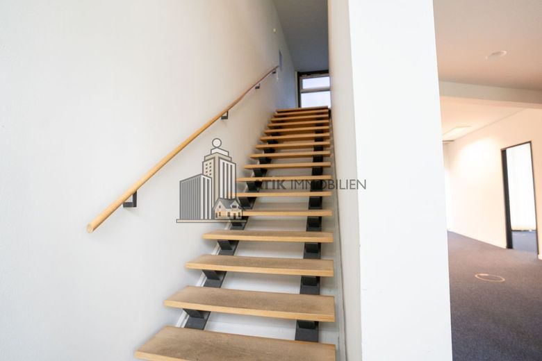 ATIK: Repräsentative Büros x herausragende Architektur x optimale Infrastruktur - provisionsfrei – Treppenauftakt