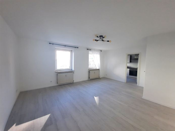 Modernes 1-Zimmer-Apartment mit Einbauküche | Top Lage – Wohnzimmer / Eingang zur Küche