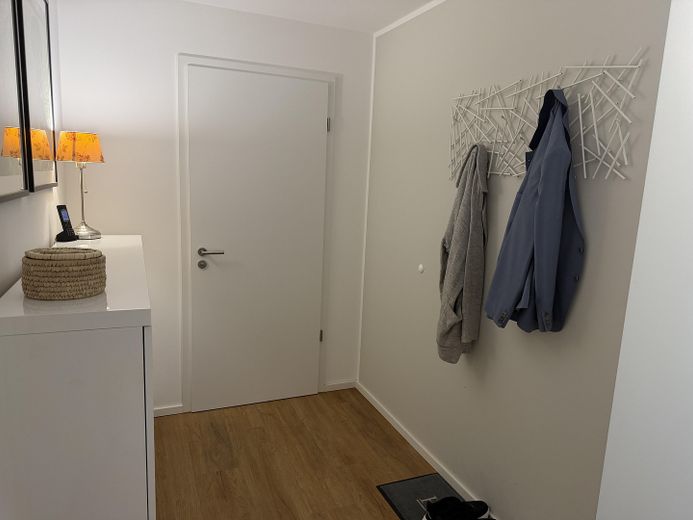 Apartamento de 3 habitaciones como nuevo (año de construcción 2021) con balcón de 15 m², aire acondicionado y plaza de garaje subterráneo – Garderobe & Flur