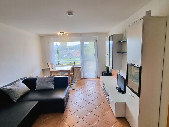 Hohe Mietrendite oder sofort selber einziehen! Exklusive sonnige 2-Zi-Wohnung mit Balkon in Weiler – Wohnzimmer