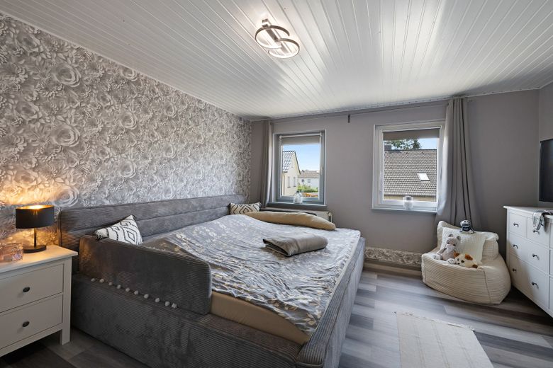 Modernisiertes Einfamilienhaus mit Anbau/ Scheune auf 1.436 m² Grundstück in Ilsede-Groß Lafferde – Schlafzimmer