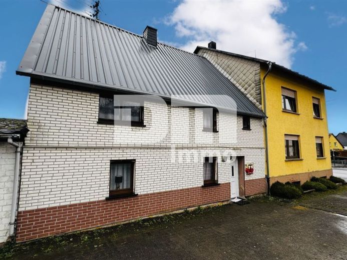 Ensemble résidentiel sur un grand terrain avec dépendances, comme investissement à long terme – Foto 1