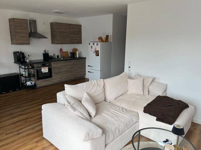 Appartamento moderno di nuova costruzione in posizione centrale a Holzhausen – Wohnzimmer