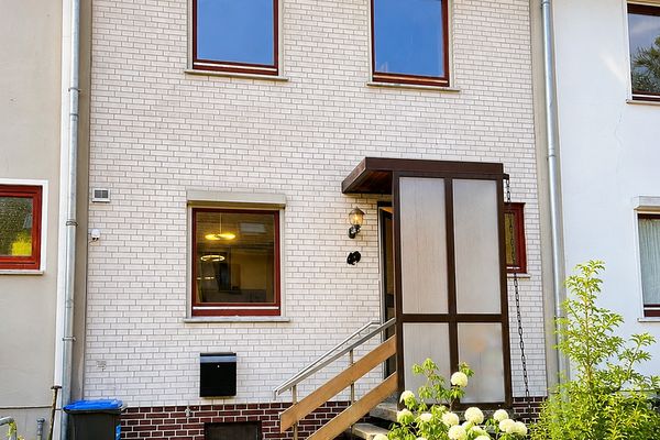 Renovated terraced house, new heating system, PV, no commission!