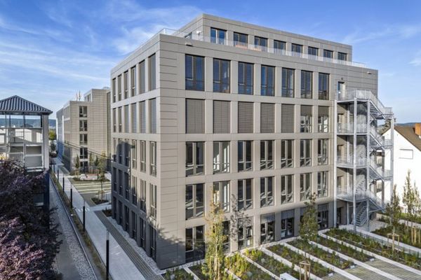 ATIK: مساحات مكتبية حديثة ومغمورة بالضوء في THE HUB Walldorf