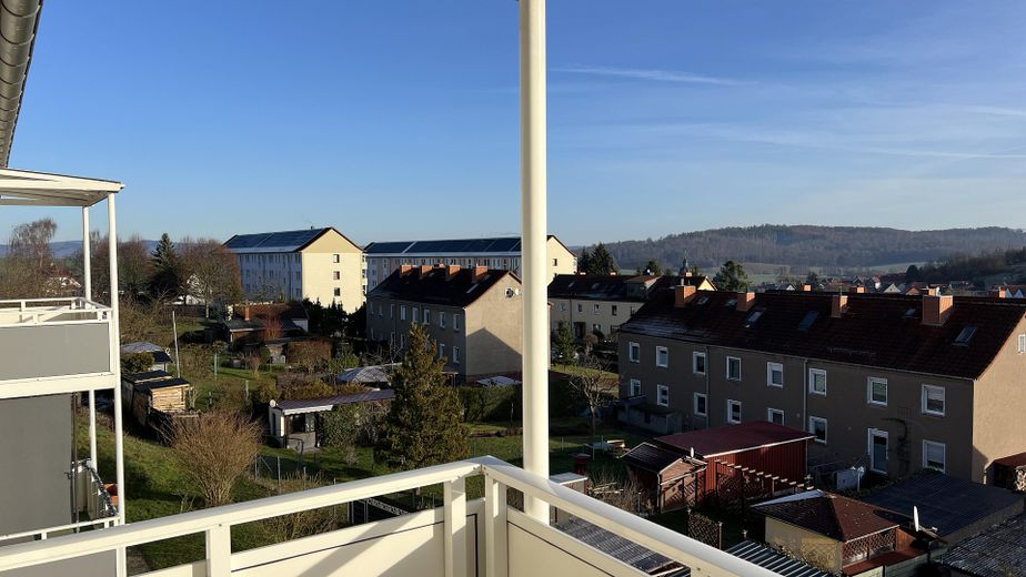 sonnige 3-Raum-Wohnung/Balkon mit Laminat und Einbauküche – Ausblick Balkon