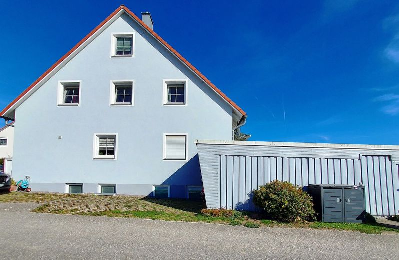 Casa pareada con cochera cubierta – Hausansicht West
