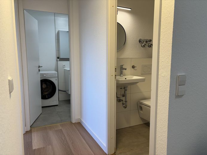 Kapitalanlage - Voll möblierte WG-Wohnung in Ludwigsburg-Neckarweihingen – Flur