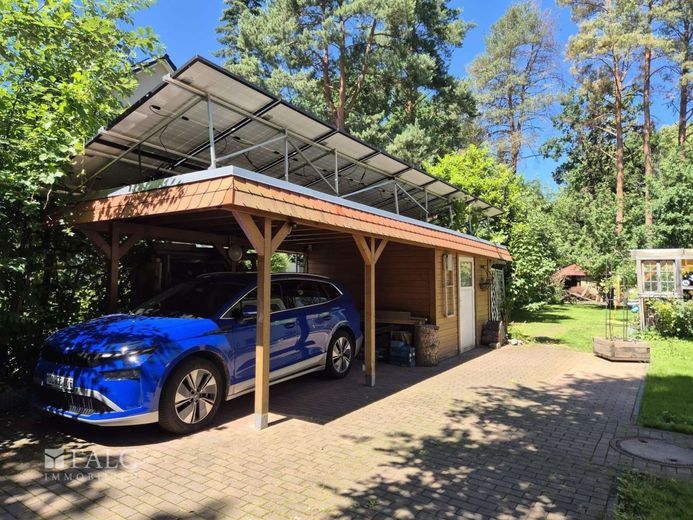 Großzügige Stadtvilla mit Pool und pflegeleichtem Parkgrundstück – Carport mit Solardach