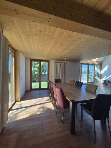Ökologisches Holzhaus im Hegau: Ein einzigartiger Rückzugsort für Ihre Familie! – Esszimmer mit Wohnzimmer