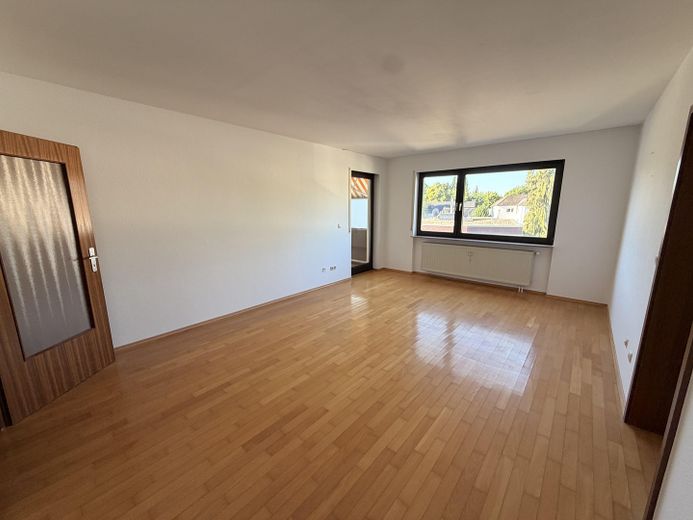 Helle 2-Zimmer-Wohnung, neues Bad, neue Küche, U-Bahn-nähe – Wohnzimmer