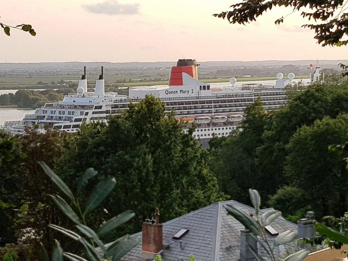 Wohnen, wo Hamburg zur Elbe hinabsteigt – Blick auf die Elbe