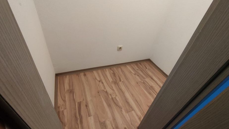 Drei Zimmer DG Wohnung mit Balkon zentral gelegen in Schwandorf – Abstellkammer