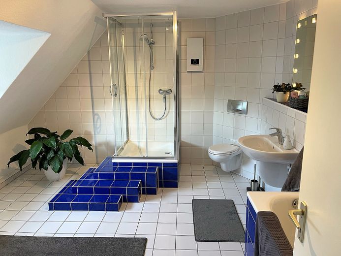 Wohnen und Arbeiten: Stilvolles Mehrfamilien- und Geschäftshaus mit großem Garten. – 2. OG Bad
