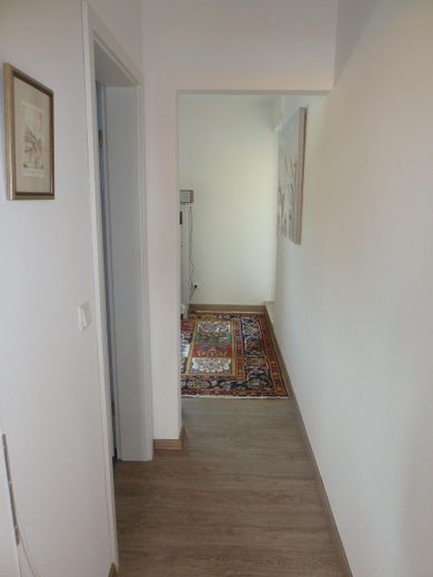 Bright 2-room apartment in a central, quiet location with balcony, loggia, view of greenery and parking space – Flur