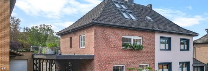 +5PLUS+ CHARAKTER. KOMFORT. ŻYCIE: ZMODERNIZOWANY DOM DWURODZINNY NA DUŻEJ DZIAŁCE W HÜCHELN +