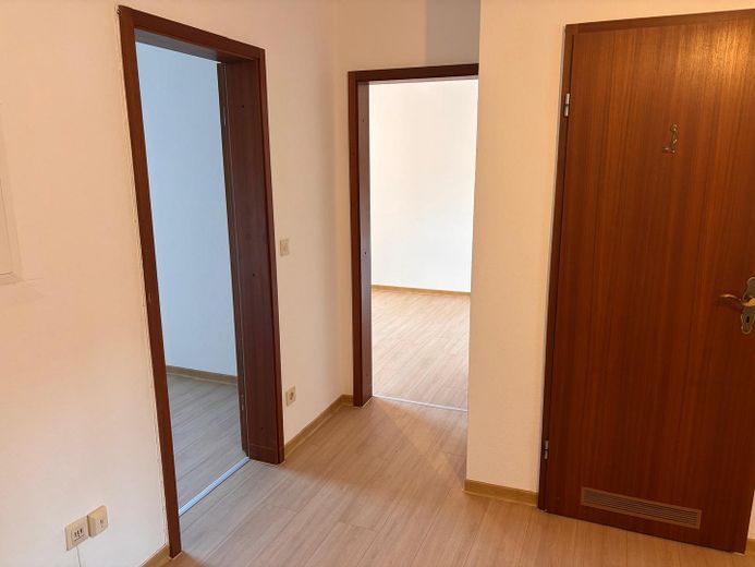 3 Zimmer Wohnung in zentraler Lage – Flur zur Küche & Kinderzimmer