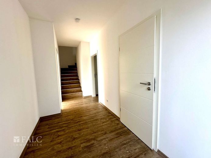 Neuwertige Doppelhaushälfte mit tollem Schnitt in Stade-Haddorf – Flur mit Treppe ins OG