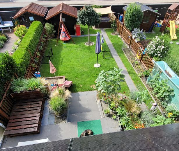 Blick vom Balkon in den Garten