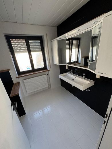 Hepberg’in merkezi konumunda geniş, kapsamlı şekilde yenilenmiş 3 odalı, 1. kat dairesi + 2 balkon – Bad/WC