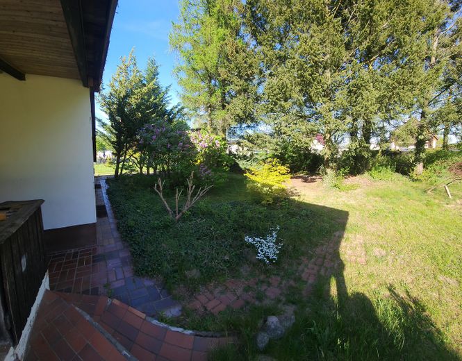 Einfamilienhaus auf 1633 m² Grundstück – kleine Terasse Richtung Straße