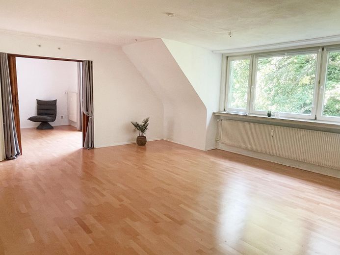 Provisionsfrei: Lichtdurchflutete 4-Zimmer-Eigentumswohnung mit Westbalkon in grüner Bestlage – Wohnzimmer