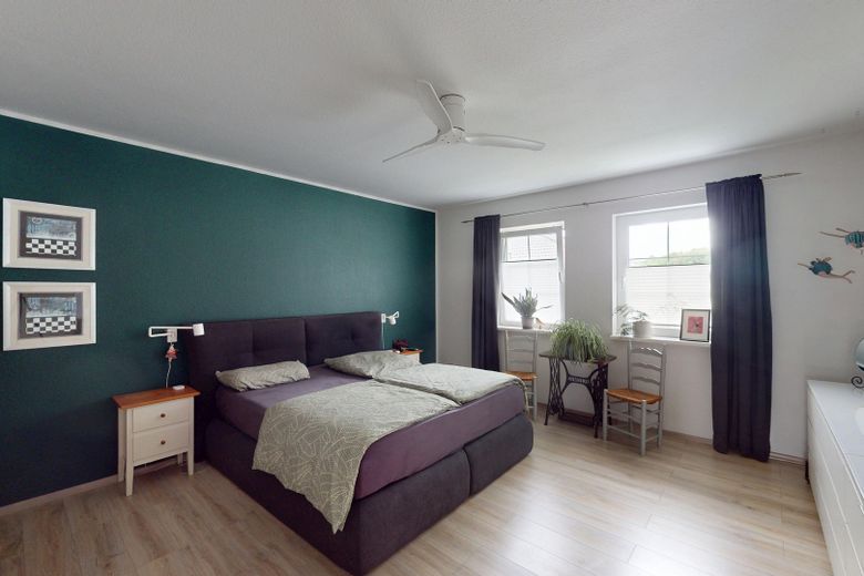 Bezugsfertige Doppelhaushälfte bei Berlin mit schöner Gartenanlage und guten Anbindungen – Schlafzimmer 1