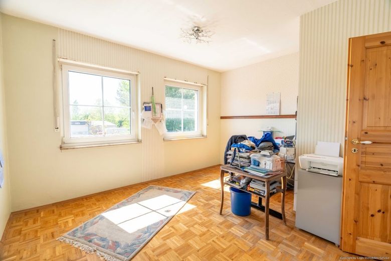 Wohnen, Arbeiten, Vermieten - vielseitiges Anwesen mit Hallen &amp; 4 Garagen – Schlafzimmer