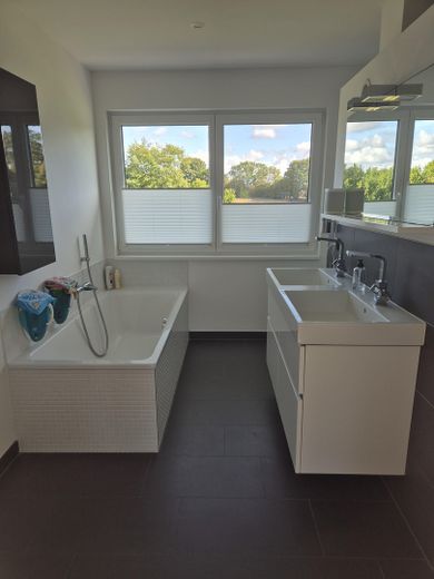 Moderna casa d’architetto ai margini dei campi a Erlenhof - senza provvigione! – En-Suite-Bad