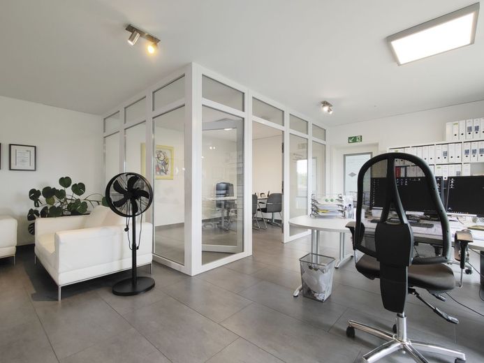 Büro_1OG_Blick-Besprechungsraum