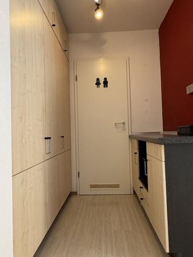 Modernes Familien-Reihenhaus in ruhiger Lage von Regensburg-Burgweinting – 3a_Flur Einbauschrank & Board