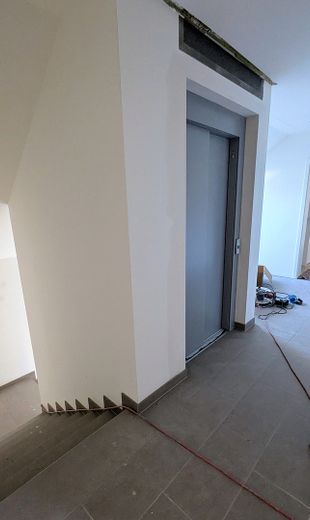 Yeni binada zemin katta 4 odalı daire, ilk kullanım, teras + bahçe, ankastre mutfak, Wallbox donanımlı kapalı otopark yeri – Abgang zum Keller und Aufzug