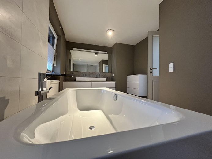 Moderna y luminosa vivienda pareada de planta abierta con jardín – Foto 12