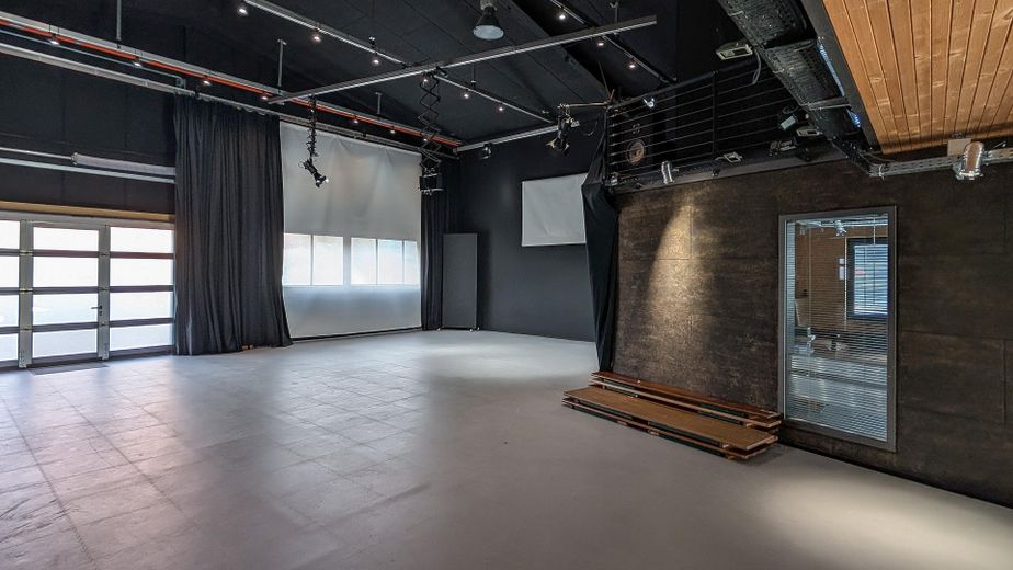 Einzigartig im Umkreis: 278m² Design-Loft-Halle + 100m² Büro-Obergeschoss, genehmigt als Wohnraum – Halle