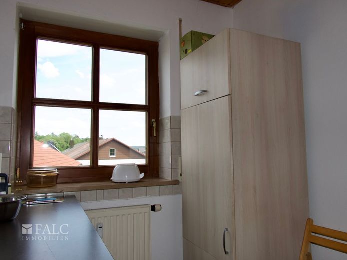 Einfach Mehr: Top gepflegte 2-Zimmer-Wohnung, EBK &amp; TG inklusive. Ruhige Wohnlage in 93333 Neustadt. – Küche mit Fenster