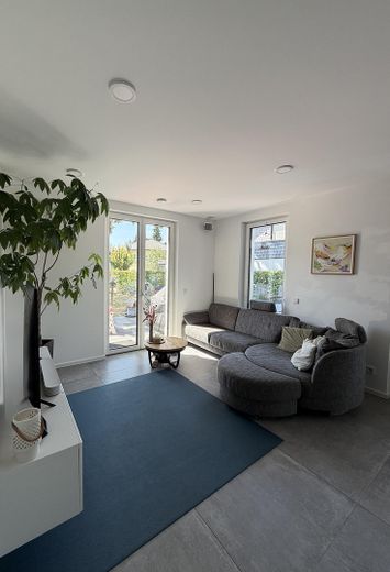 Exklusive Erdgeschosswohnung mit Privatgarten – zentrumsnah und provisionsfrei – Wohnzimmer