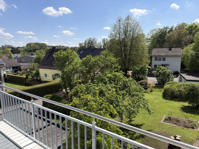 Nouveau projet haut de gamme : 3-4 pièces avec faibles charges (bâtiment KFW55) – DG links Sicht Balkon