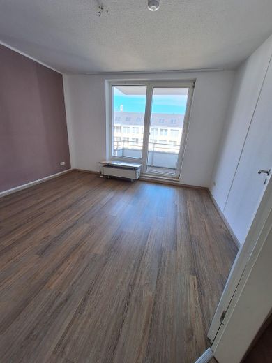 Renovierte, schöne 2-Zimmer Wohnung Krefeld Mitte – SZ mit Zugang zum Balkon