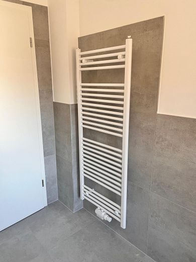 ¡Primera ocupación tras reforma! Moderna vivienda de 2 estancias con balcón y cocina equipada en el centro sur – Bad mit Handtuchheizkörper