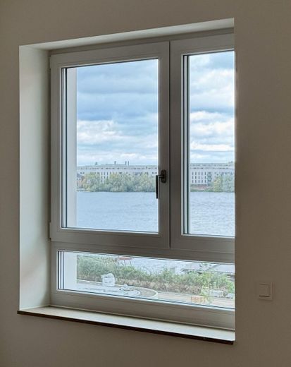 Havel manzaralı, engelsiz yeni yapım 2 odalı daire – 3 Ausblick Wohnzimmer