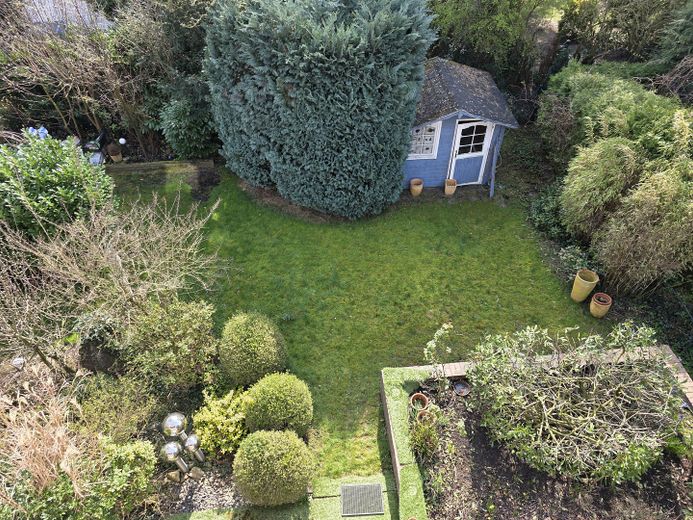 2.OG_Balkon-Blick in Garten