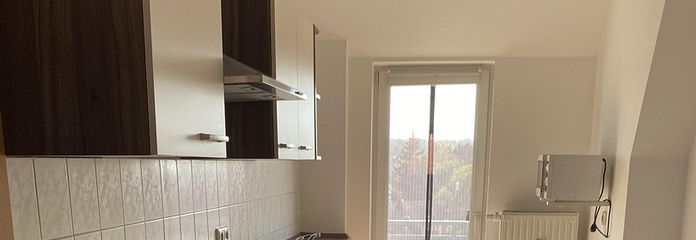 Helle 2-Raum-Dachgeschosswohnung mit Einbauküche im Herzen von Altenburg – Küche mit Balkonausgang