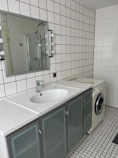 Großzügiges Architektenhaus mit Einliegerwohnung auf traumhaft angelegtem Grundstück – Badezimmer Kinderbereich