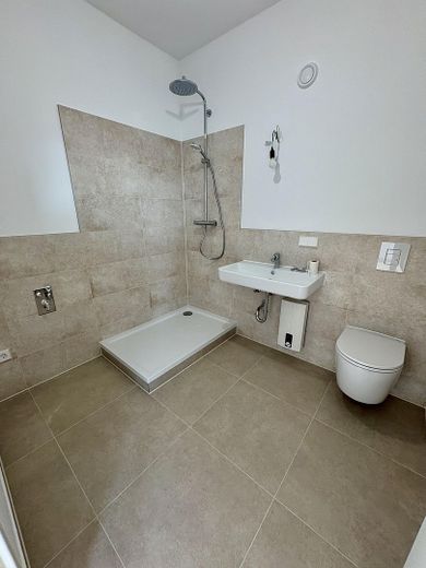 Erstbezug nach Sanierung – Moderne 2-Zimmer-Wohnung nahe Kurfürstendamm – Badezimmer