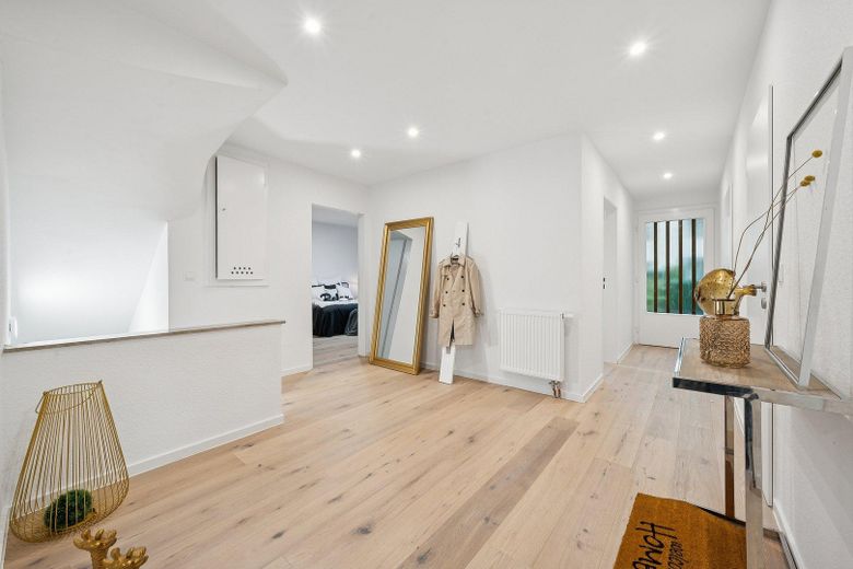 Modernisierte Wohnung mit Reihenhauscharakter, mit Gäste WC und Garten *von Privat* – Eingangsbereich